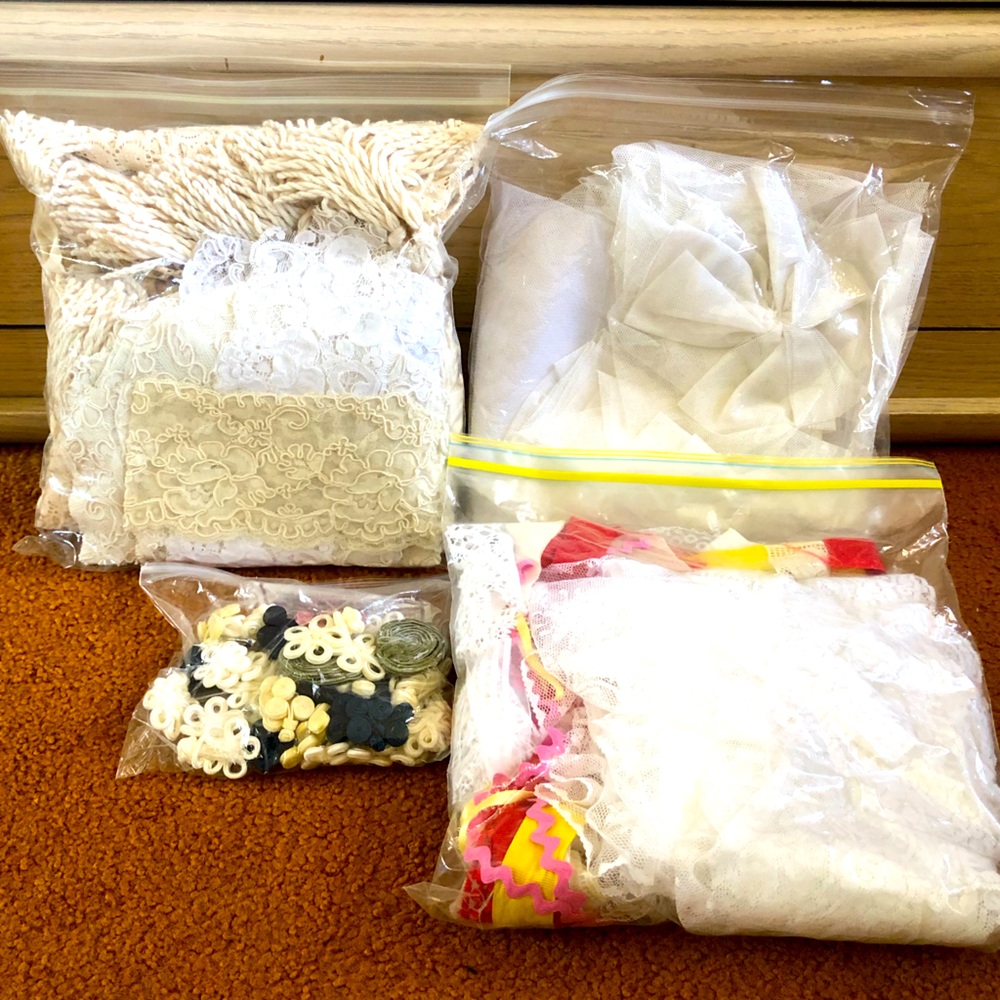 🐚 Bundle of LACE‼️ Trimmings & fabric! Curtains!